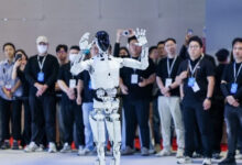 Photo of XPeng показала человекоподобного робота Iron, который собирает электромобили
