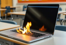 Photo of Ради лайков в TikTok школьники стали массово втыкать в порты Chromebook металлические предметы