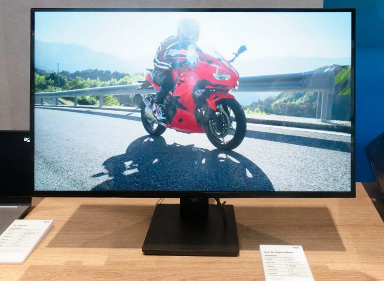 RRA02689_8K_monitor_large.jpg